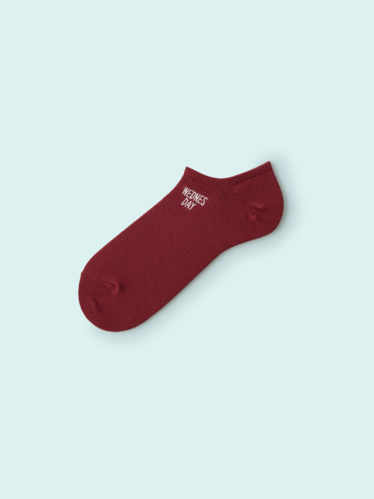 【3足1,485円】メンズ 1週間刺繍スニーカー丈ソックス - アカ＋ｗｅｄｎｅｓｓｄａｙ