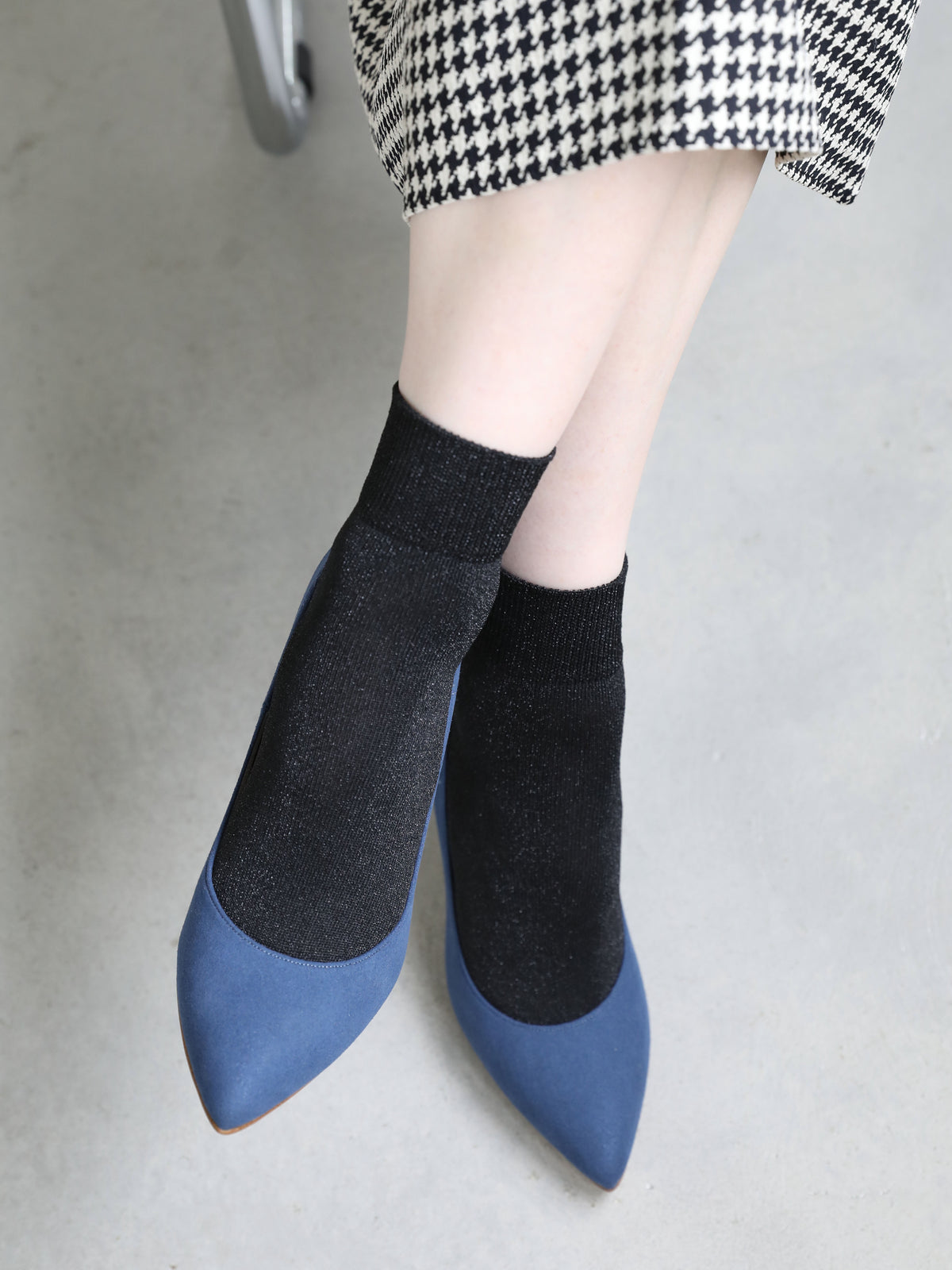 【定番】どんな服装にもあう足元キラめくラメショートソックス - クロ