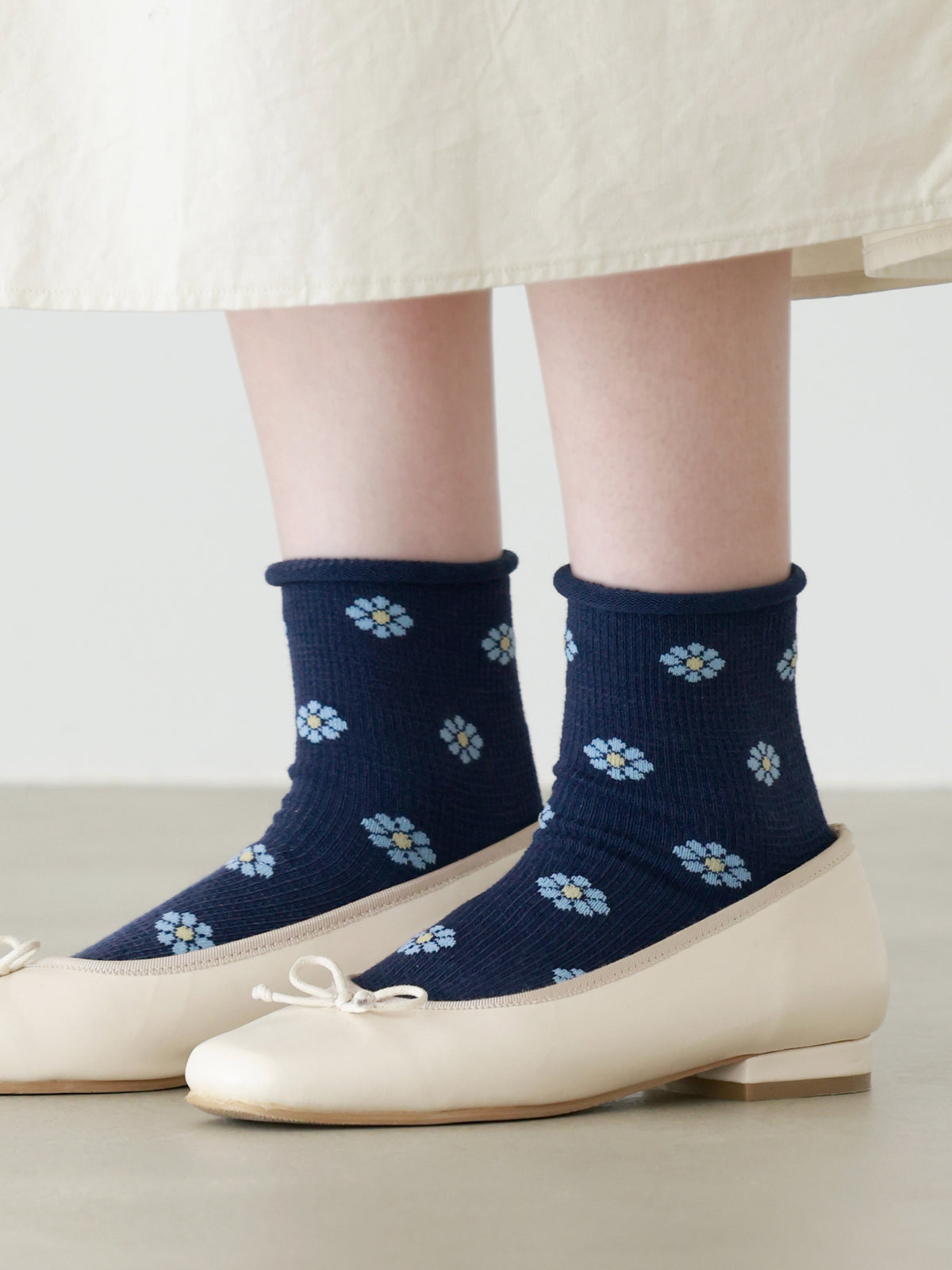 【3足1,485円】ゴム口ゆったりくるくるワッフル花柄ショートソックス - ネイビー