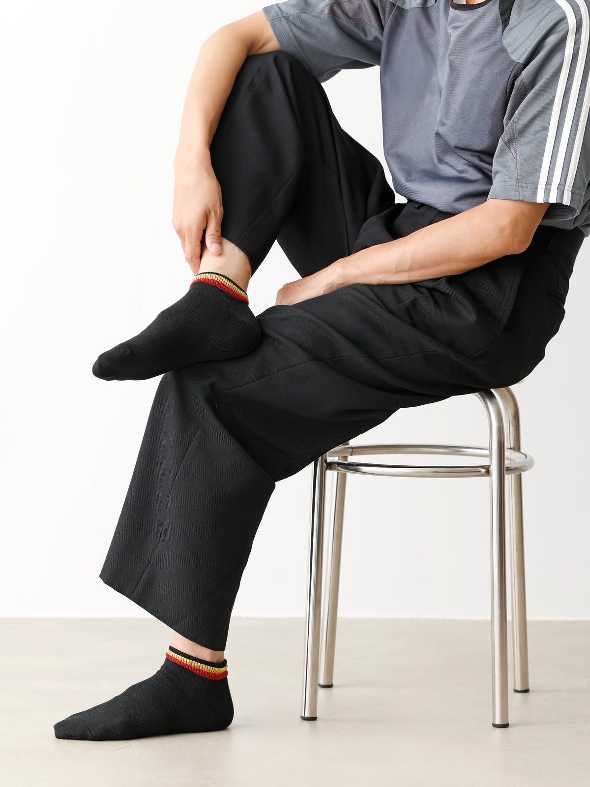 【Tabio MEN】サッカー応援 ミサンガスニーカー丈ソックス - ブラック×イエロー×レッド