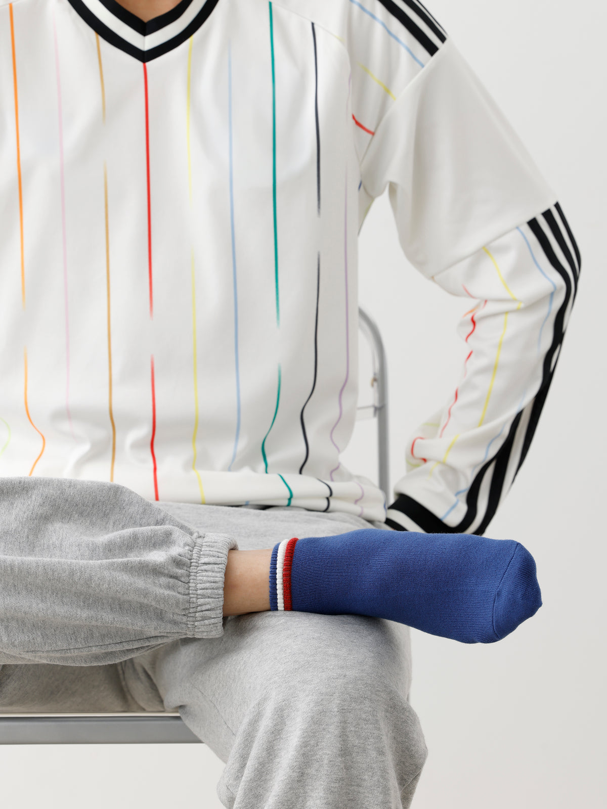 【Tabio MEN】サッカー応援 ミサンガスニーカー丈ソックス - ブルー×ホワイト×レッド
