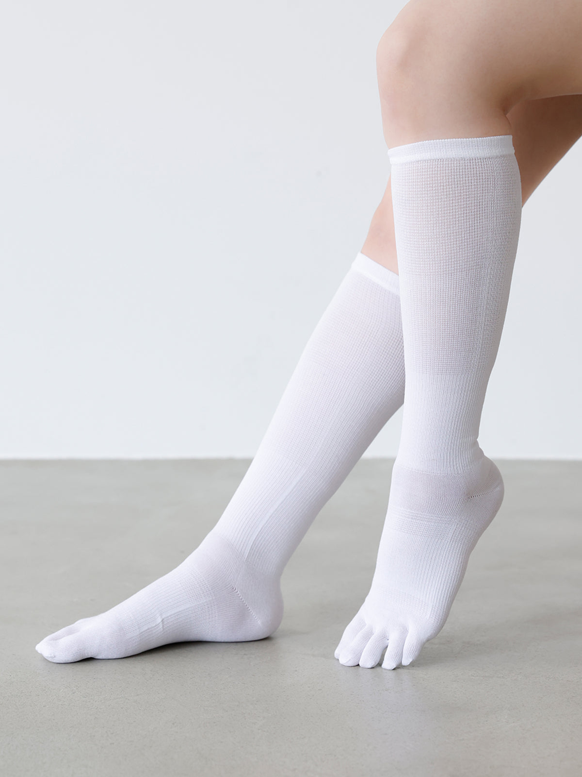 【美脚Labo】さらさら綿混着圧五本指ハイソックス / 22.5～24.5cm - オフホワイト