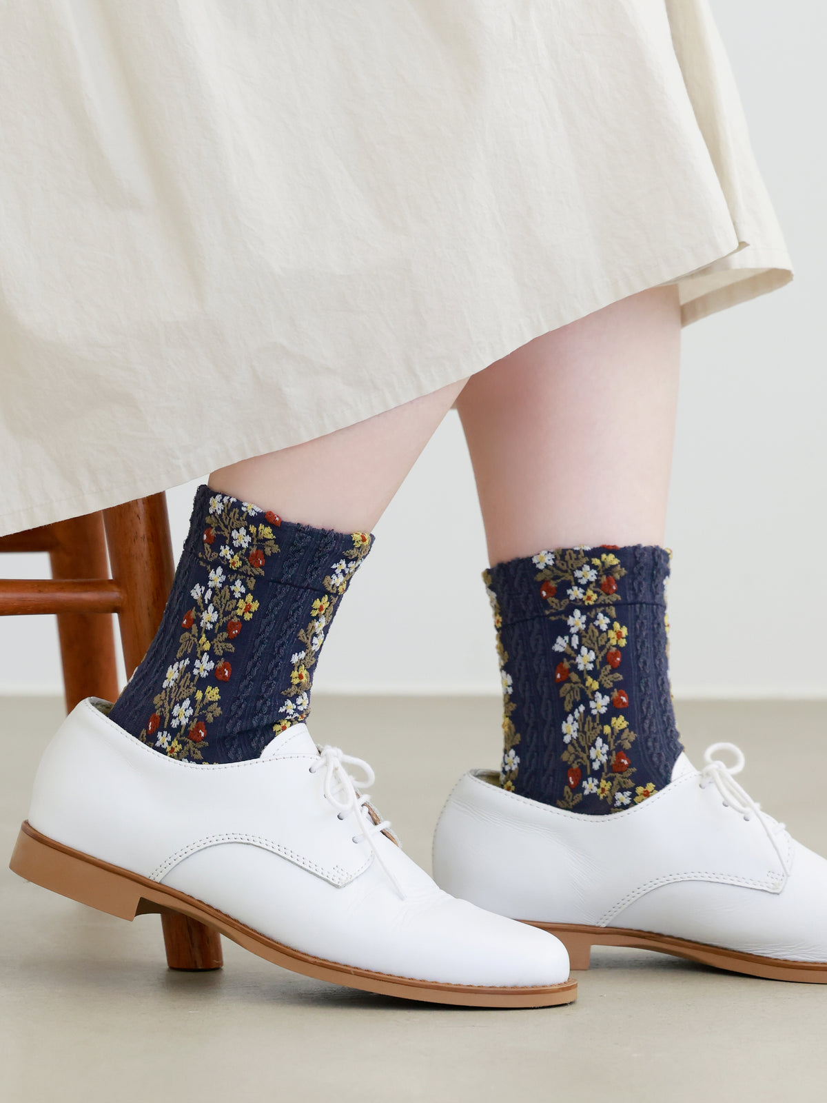 お花とイチゴのフロートショートソックス - スチールブルー