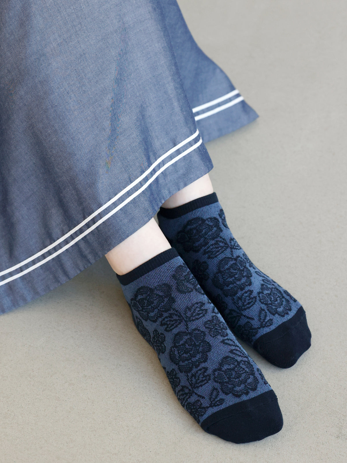 【3足1,485円】線画花柄フロートスニーカー丈ソックス - コン
