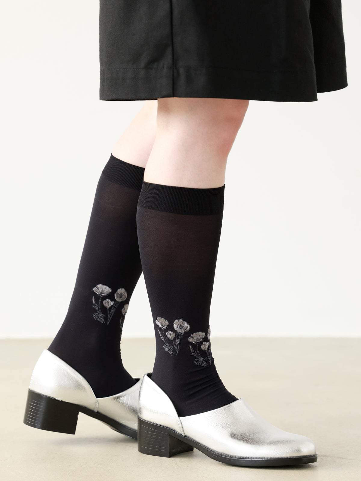 フラワー刺繍ハイソックス - クロ
