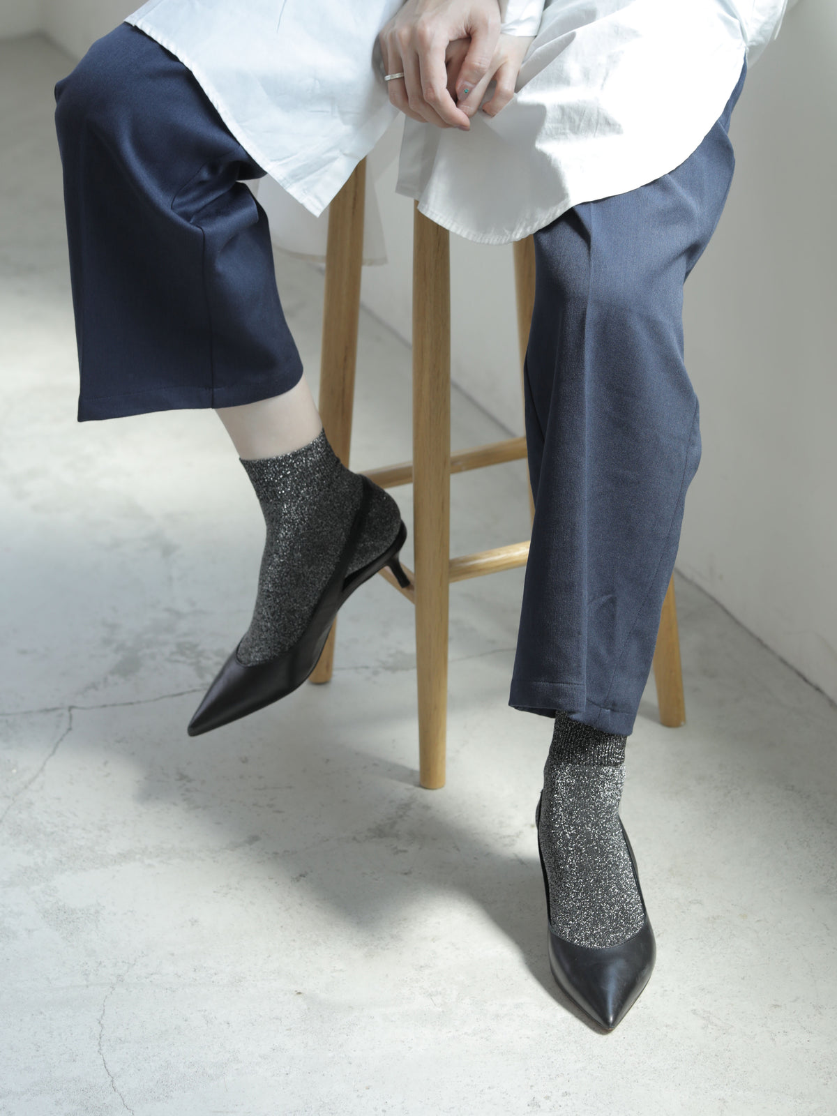 【定番】どんな服装にもあう足元キラめくラメショートソックス - クロ/シルバー