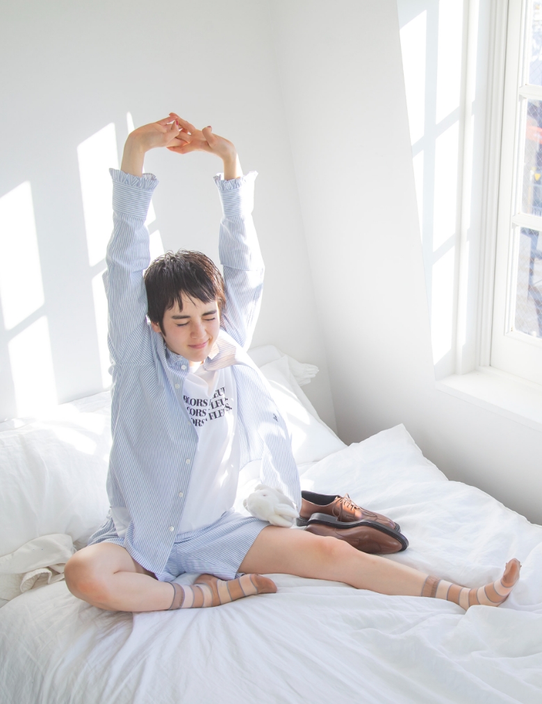 モデル女性と商品の画像 スライド2枚目
