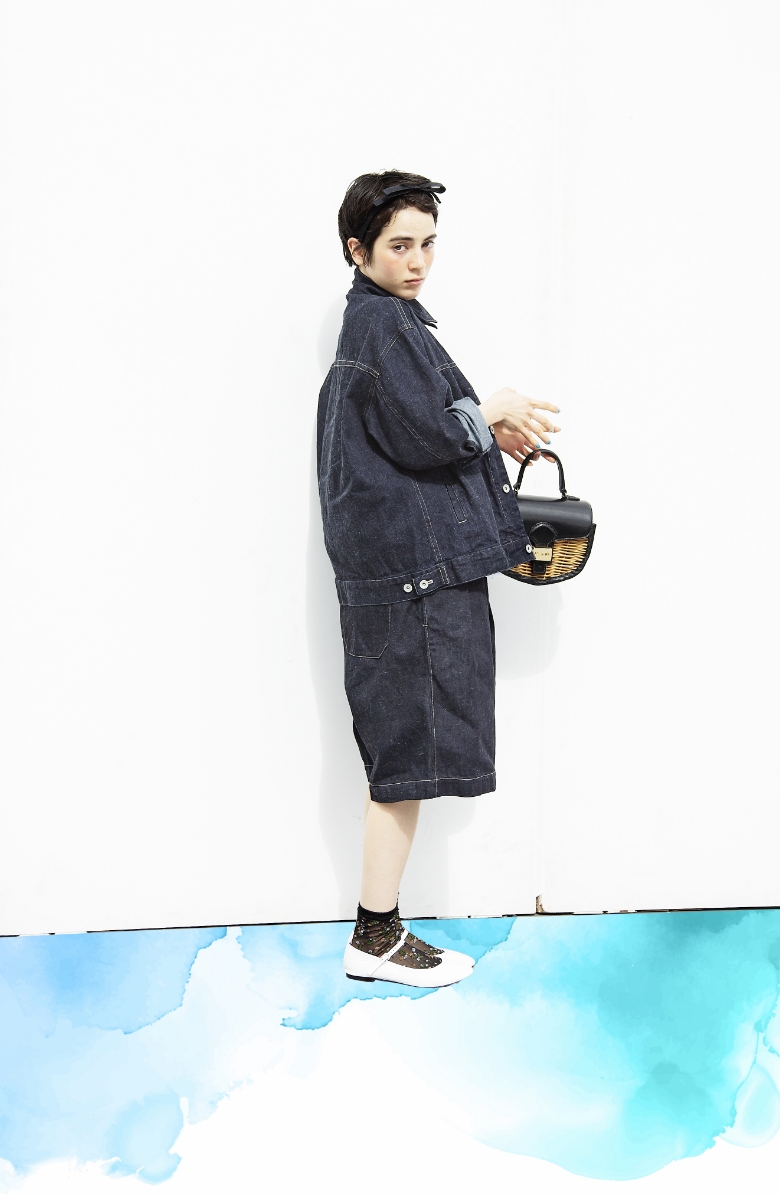 モデル女性と商品の画像 スライド2枚目
